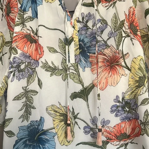 🪩5/$20 Floral Blouse - Picture 2 of 3